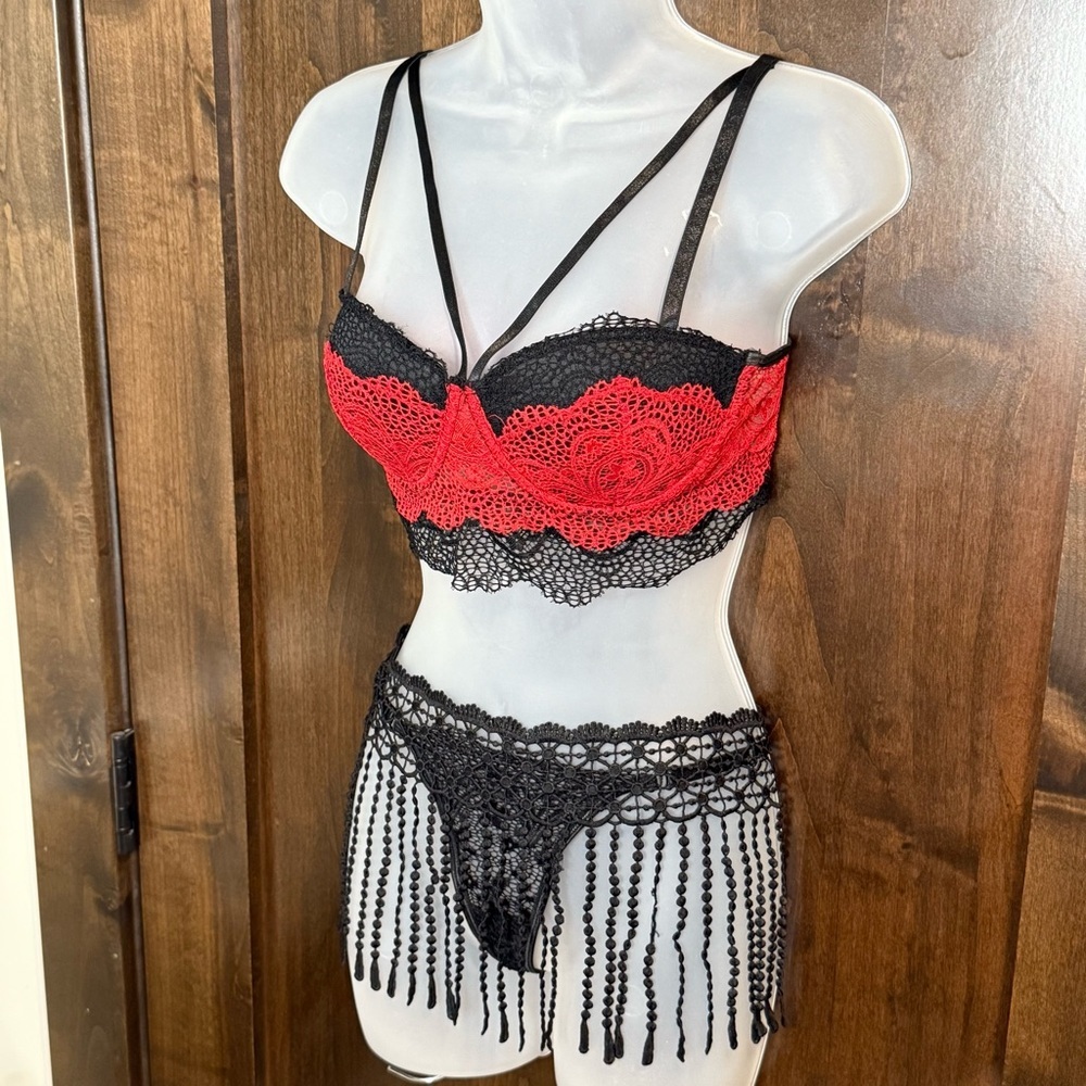5pc Lingerie set Womens Size M black and red bra, thong, tie belt, gloves